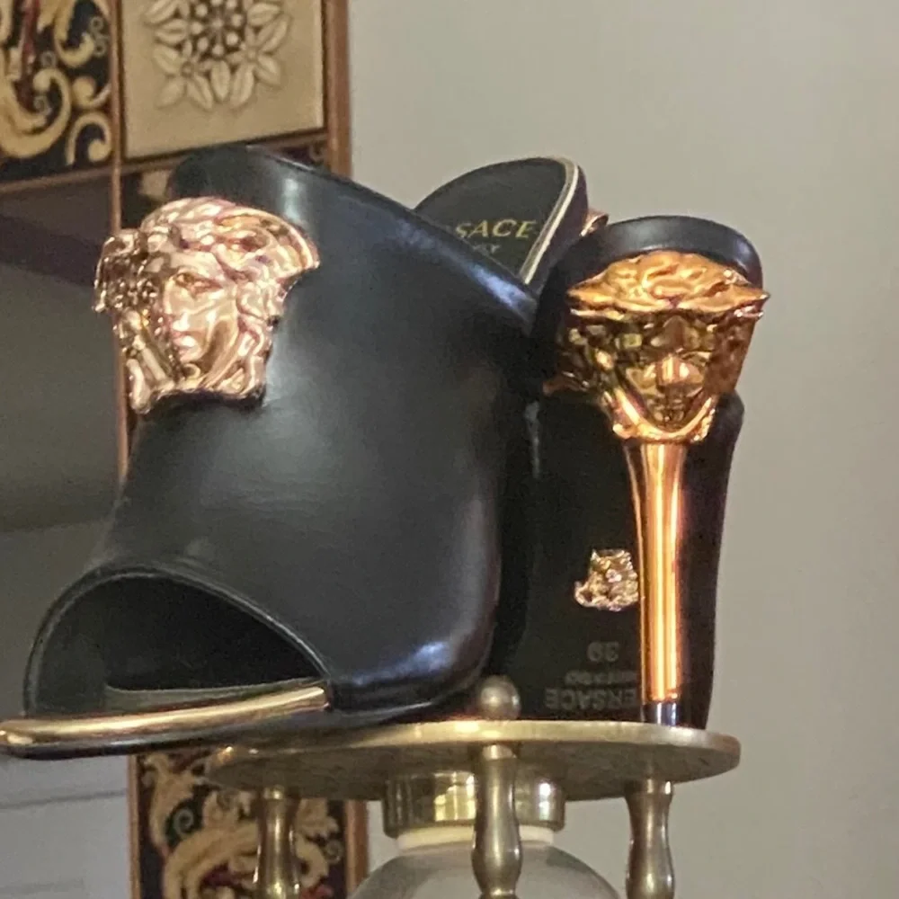 🌹VERSACE SOFT BLACK LEATHER HEELS w/ FAB GOLD HEELS ~ NEW & NEVER WORN - Picture 2 of 8